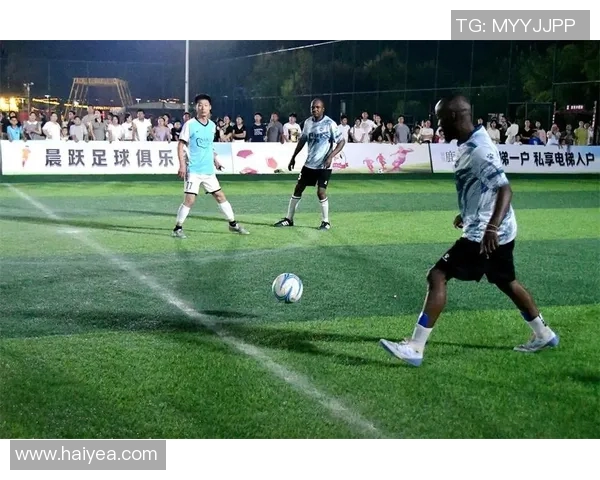 球星驾车驰骋绿茵场 探索足球与速度的激情碰撞